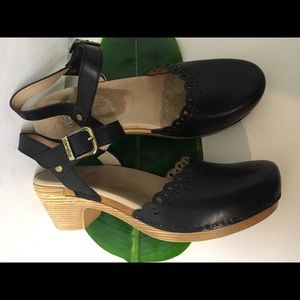 Dansko Black Back Strap Eyelet Clogs 41 10